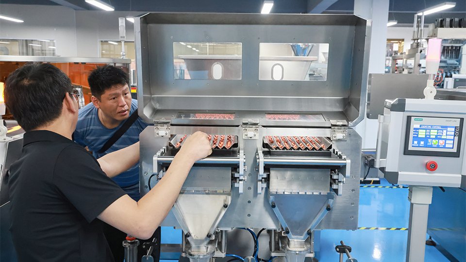 Simon is showing the machine design