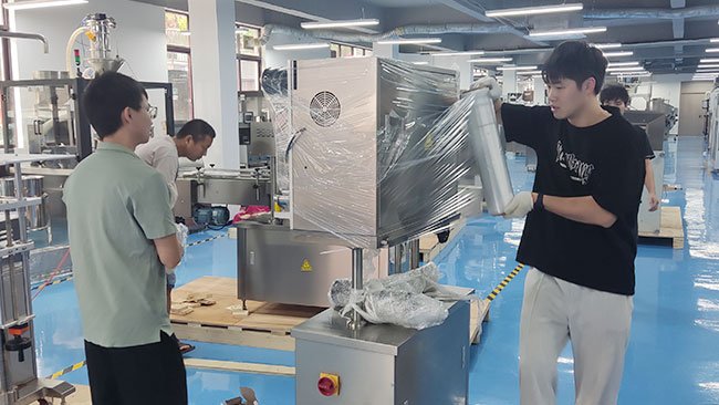 Rich Packing liefert Kapselzähl- und Abfülllinie mit robuster Verpackung