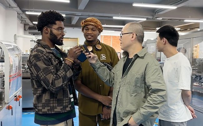 Rich Packing bietet kamerunischen Kunden eine umfassende Schulung zur Blisterverpackungsmaschine DPP-180Pro an.