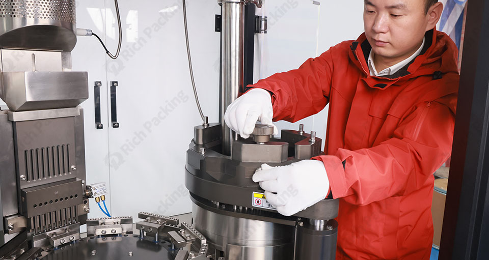 So reinigen Sie eine vollautomatische Kapselfüllmaschine